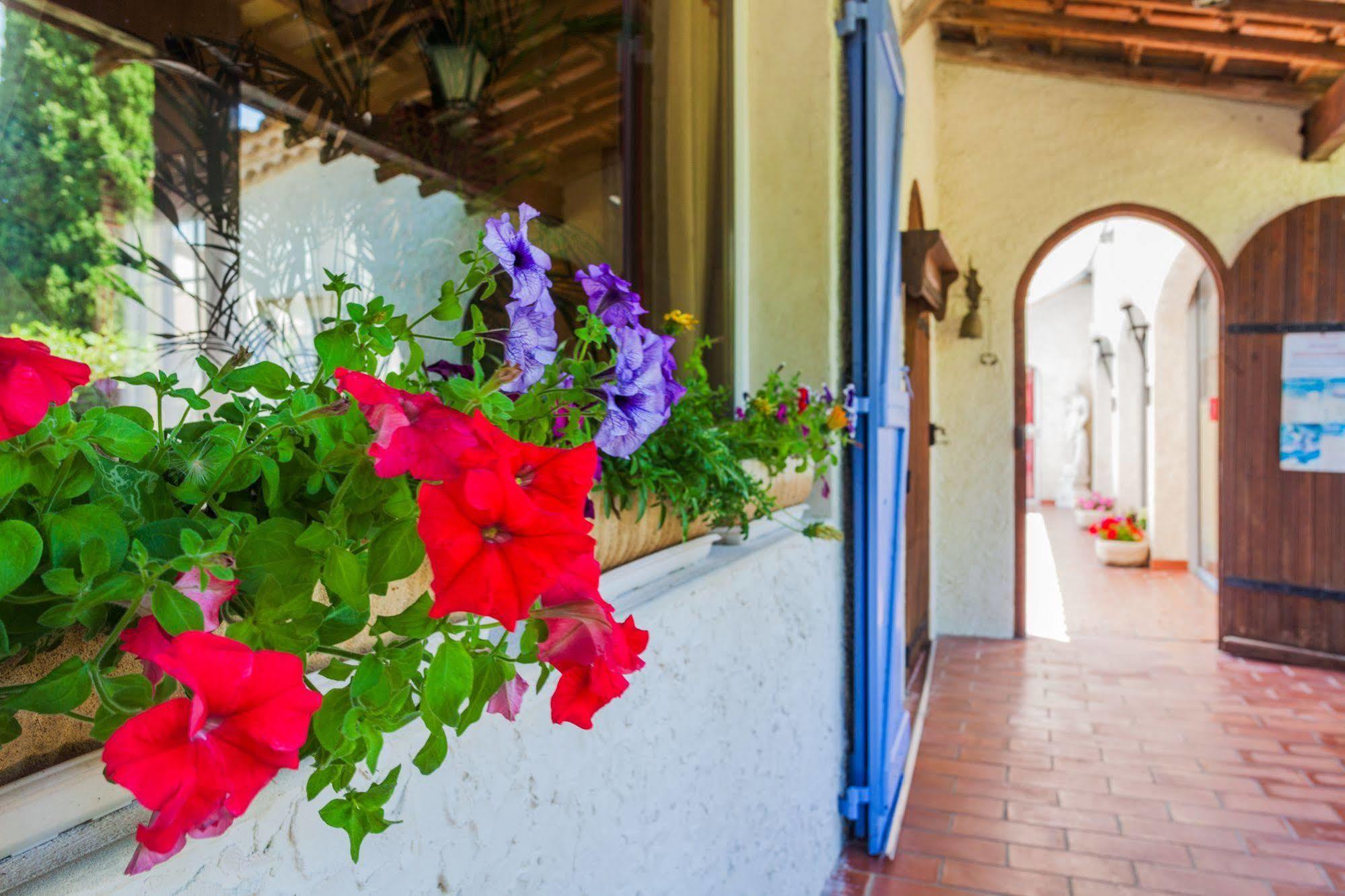 Hotel L'Hacienda Marguerittes Zewnętrze zdjęcie